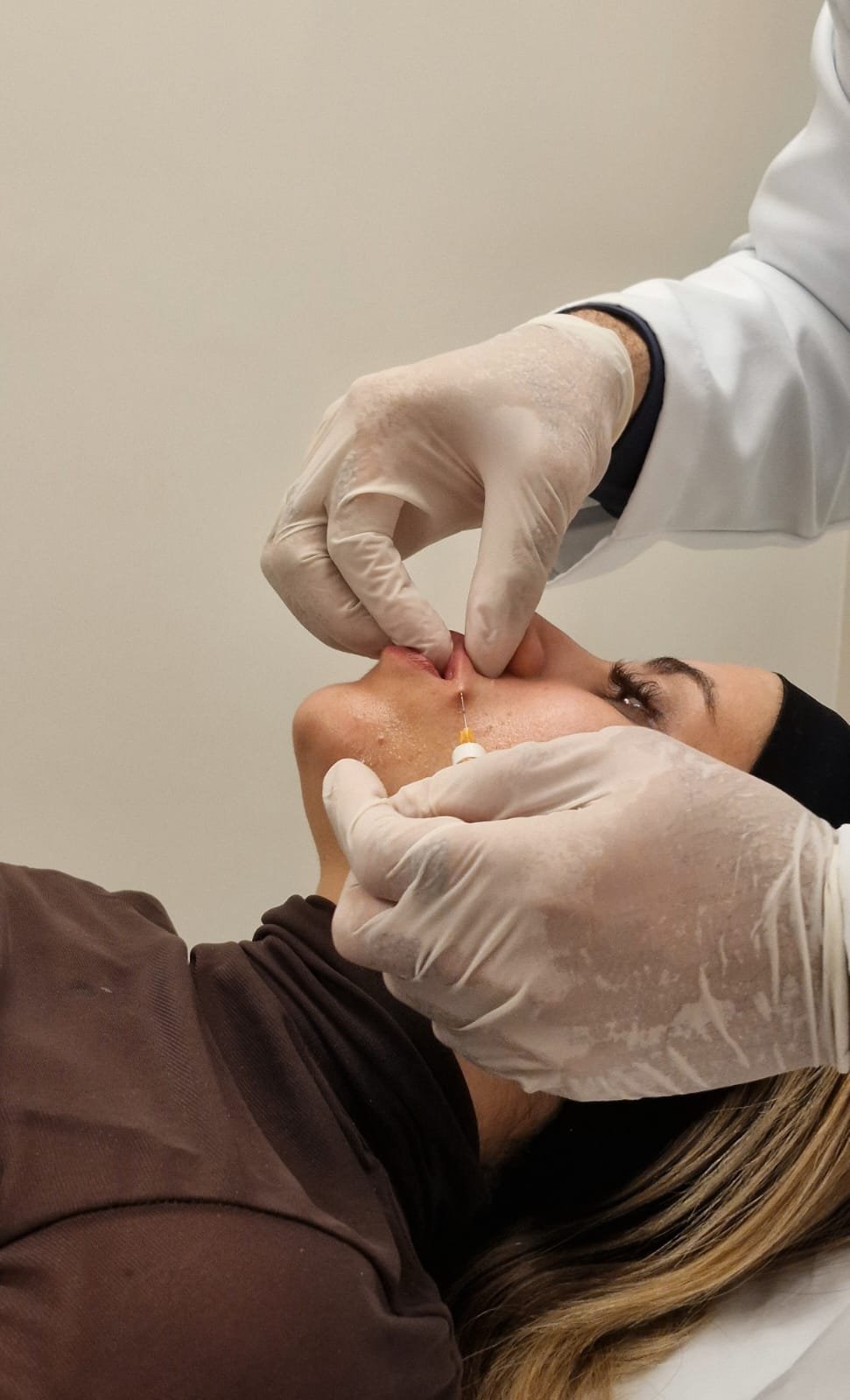 Procedimento de preenchimento facial em andamento